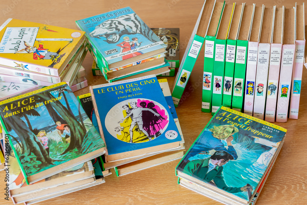 Livres anciens pour enfants de la bibliothèque rose et verte