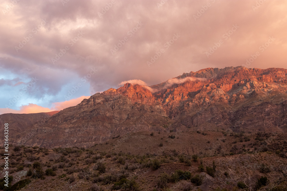 Sol del atardecer colorea las montañas