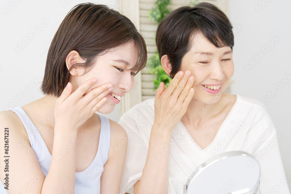 スキンケアのアドバイスを娘にする母親 スキンケアのアドバイスを娘にする母親