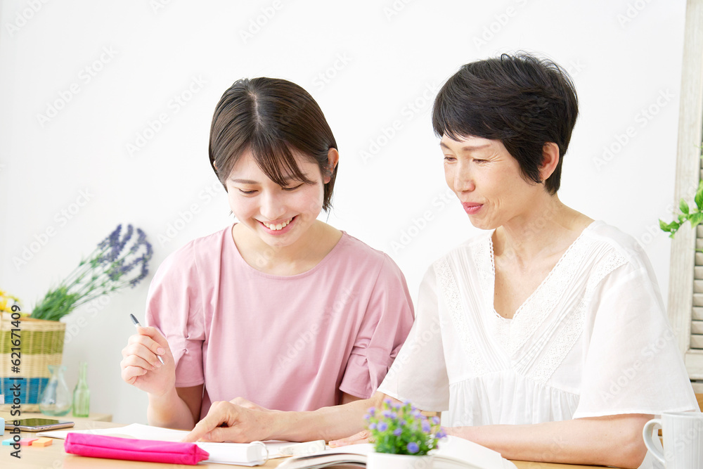 自宅で母親と勉強する娘