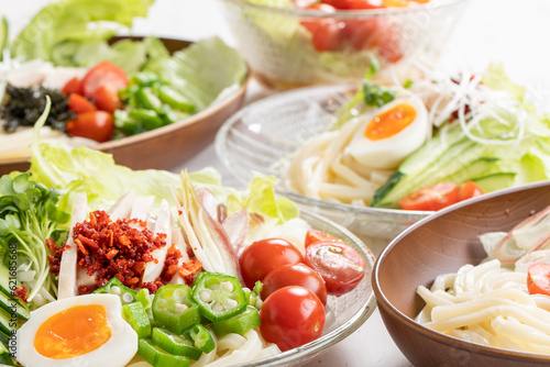 色々な種類のサラダうどん salad udon 