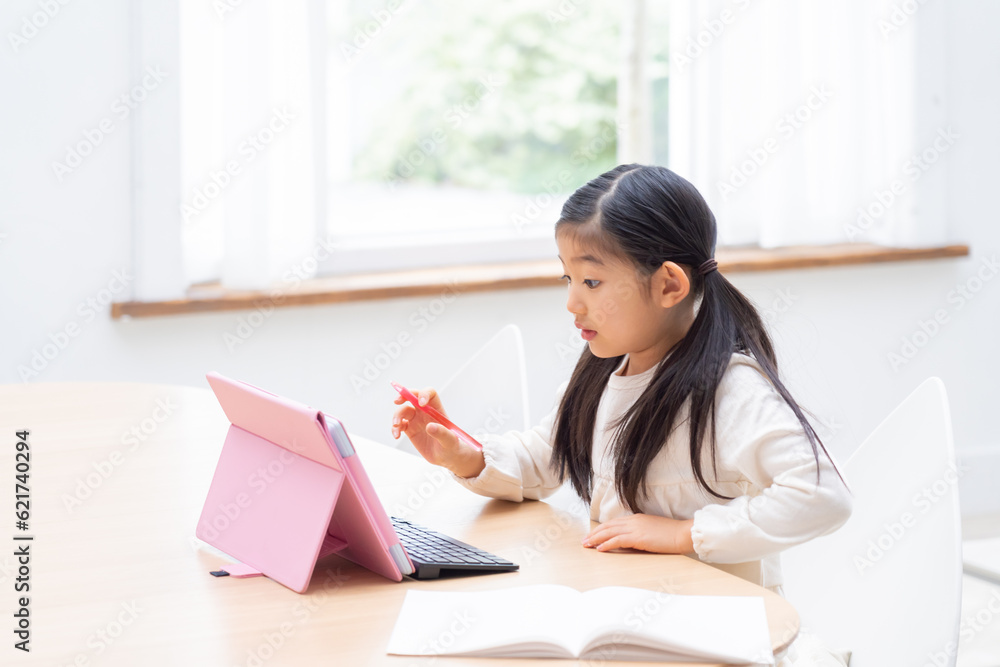 リビングでタブレット学習をする子供(育児・子育て) リビングでタブレット学習をする子供(育児・子育て)
