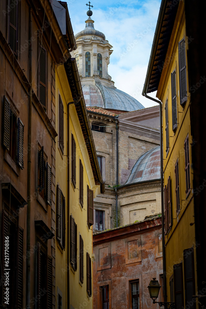 Eglise et immeubles dans le centre historique de Rome