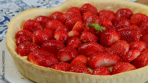 un gros plan sur une délicieuse tarte aux fraises