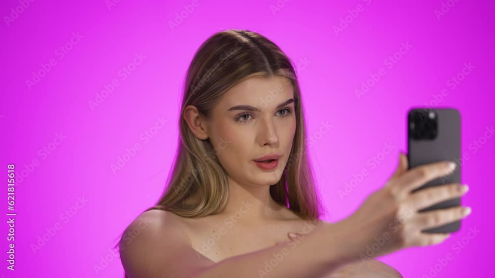 Kobieta robi zdjęcie selfie telefonem komórkowym Kobieta robi zdjęcie selfie telefonem komórkowym