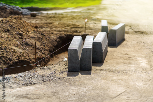 Fotografie New curbstones are on the sidewalk for installation