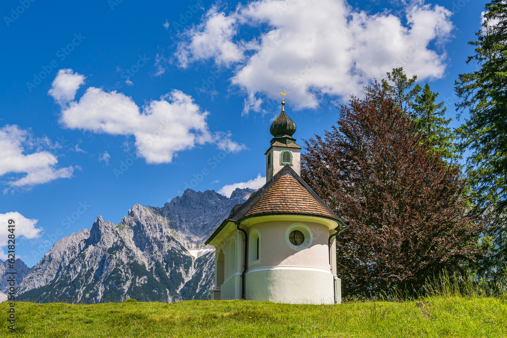 Fototapeta premium Die Kapelle Maria Königin am Lautersee bei Mittenwald