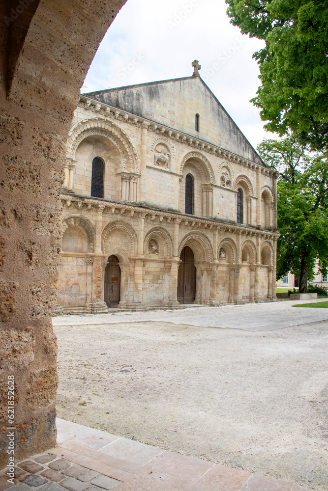 Surgères. Eglise Notre-Dame vue de la porte d'entrée de la cour. Charente-Maritime, France