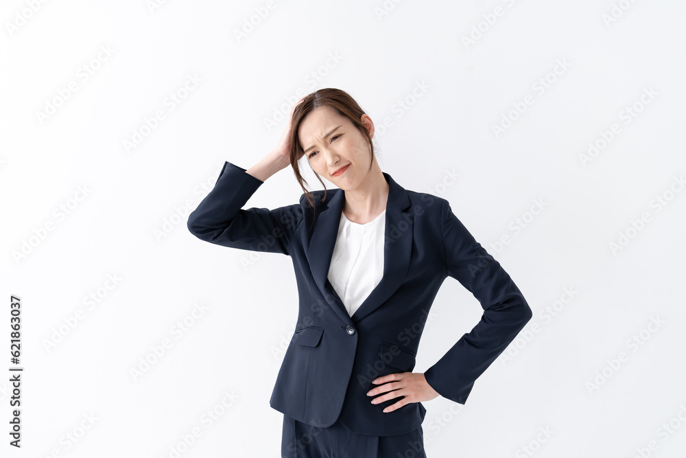 頭の痛みを訴える日本人女性 頭の痛みを訴える日本人女性