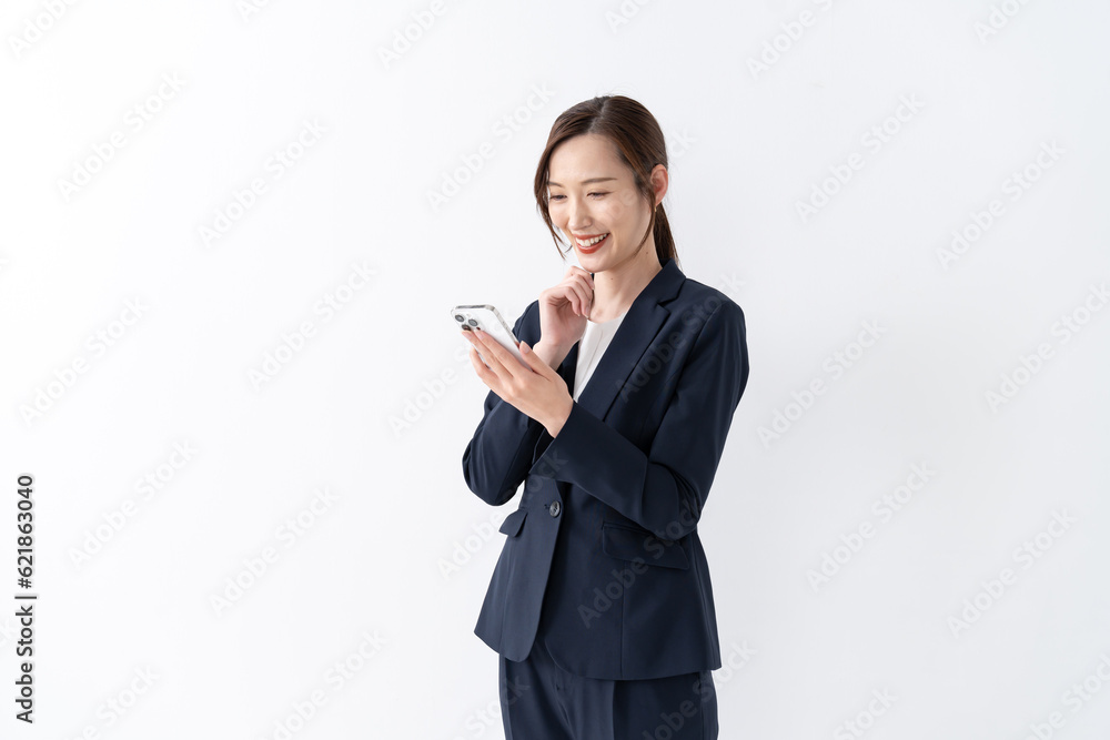 携帯を持つ日本人女性 携帯を持つ日本人女性