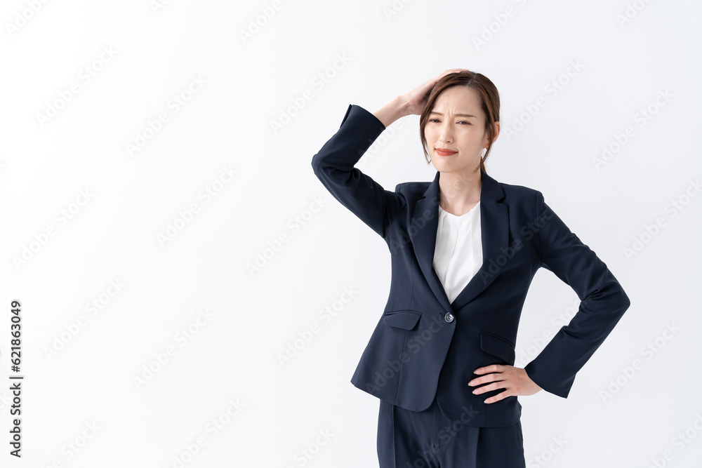 頭を抱える日本人女性 頭を抱える日本人女性
