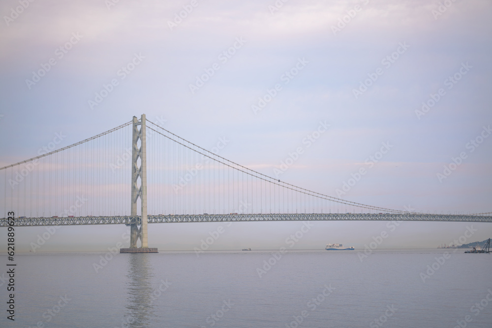 Fototapeta premium 日本の本州と淡路島を結ぶ吊橋である明石海峡大橋の写真