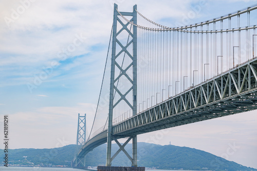 日本の本州と淡路島を結ぶ吊橋である明石海峡大橋の写真