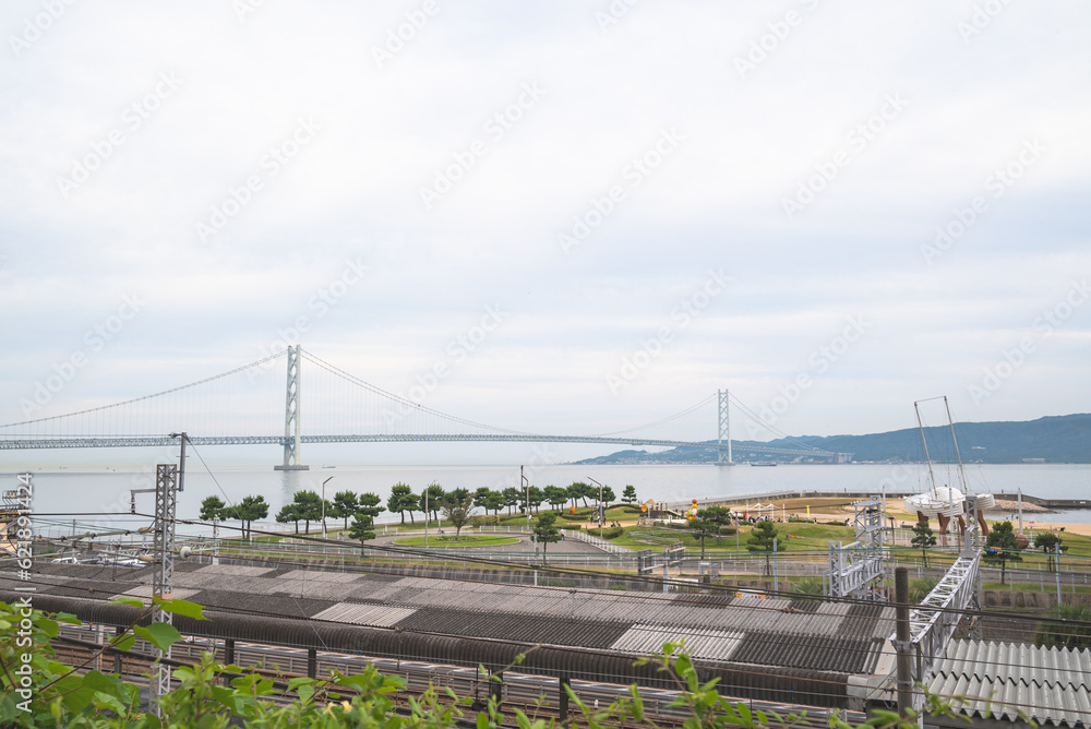 日本の本州と淡路島を結ぶ明石海峡大橋