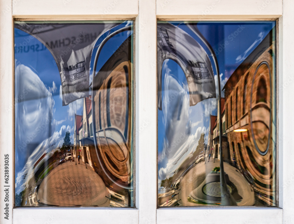 Fototapeta premium Gewölbte spiegelnde Fensterscheiben