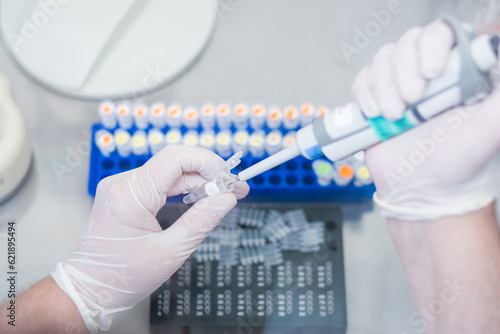 Foto Un scientifique en train de manipuler des prélèvements dans un laboratoire  avec