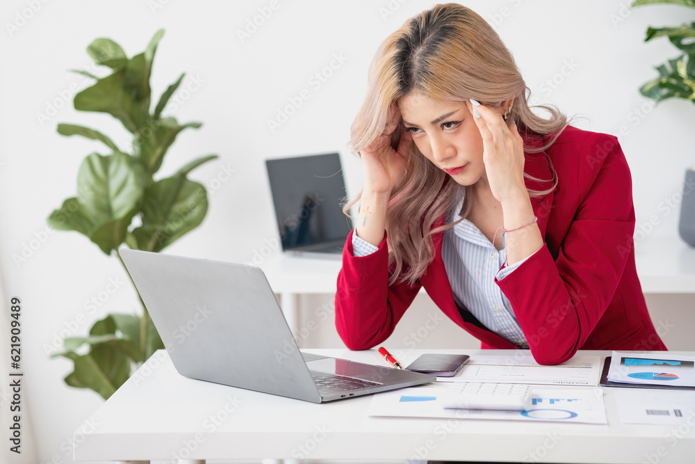 Concept Burnout Syndrome. Asian business Woman feels uncomfortable working. Which is caused by stress, accumulated from unsuccessful work And less resting body. Consult a specialist psychiatrist.