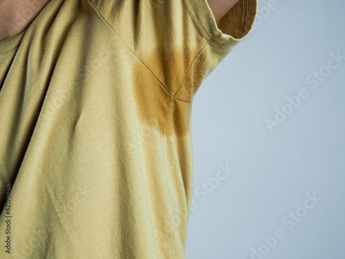 man wearing yellow shirt wet armpits deodorant Confidence in wearing clothes
