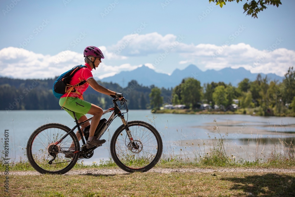 Fototapeta premium Radfahrerin am Lechsee