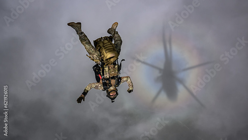 Skoczek spadochronowy wojsk specjalnych i Widmo Brockenu. Widmo Brockenu ze śmigłowcem w tle. Widmo brockenu ze statkiem powietrznym. © Arkadiusz Baczyk
