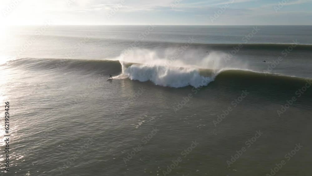 Deux surfeurs sur des vagues au couché de soleil - Drone shot