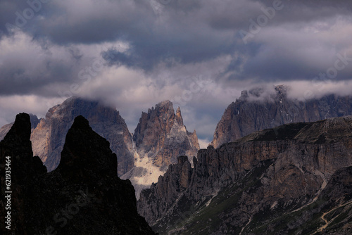 Dunkle Wolken über den Dolomiten