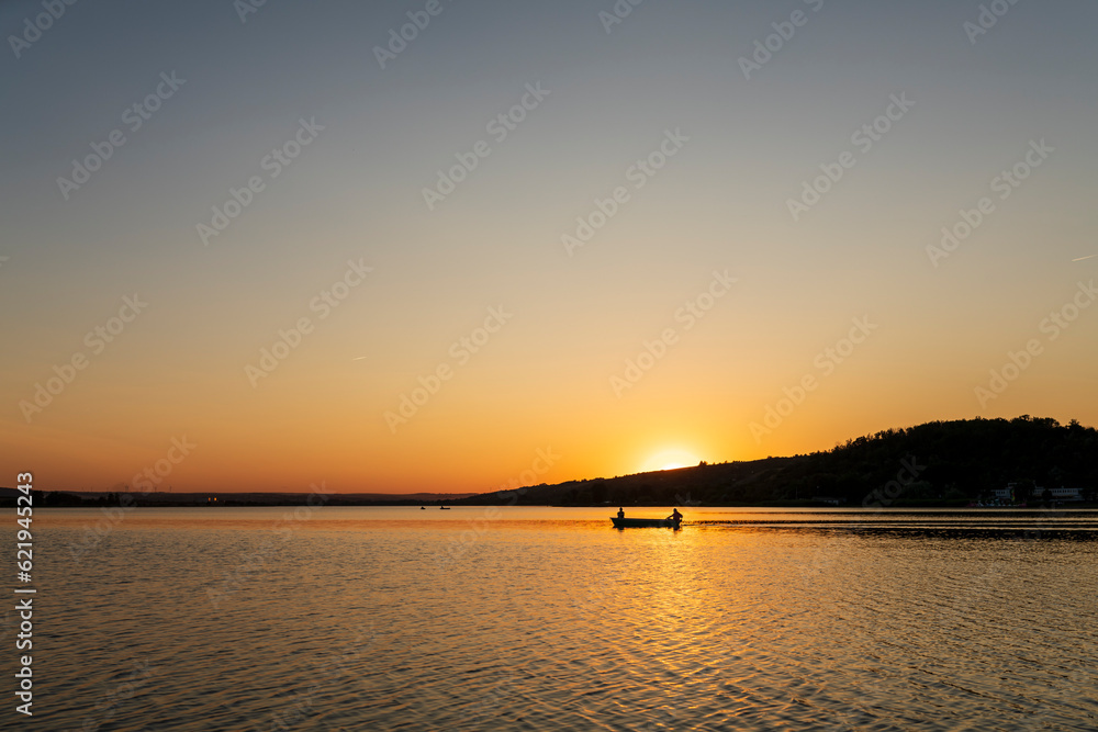 silhouette von fischer vor sonnenuntergang