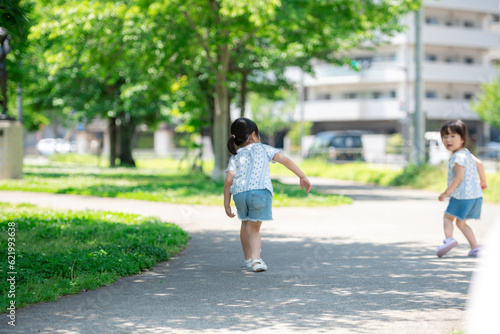 新緑の公園で遊ぶ女の子 © kai