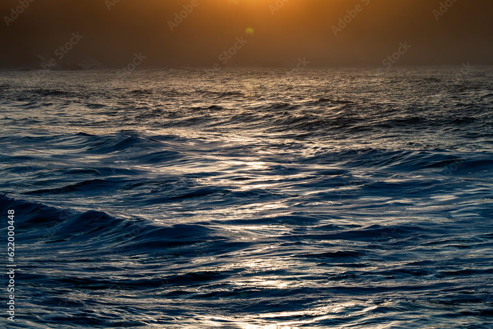 Textura das ondas do mar com nascer-do-sol Textura das ondas do mar com nascer-do-sol