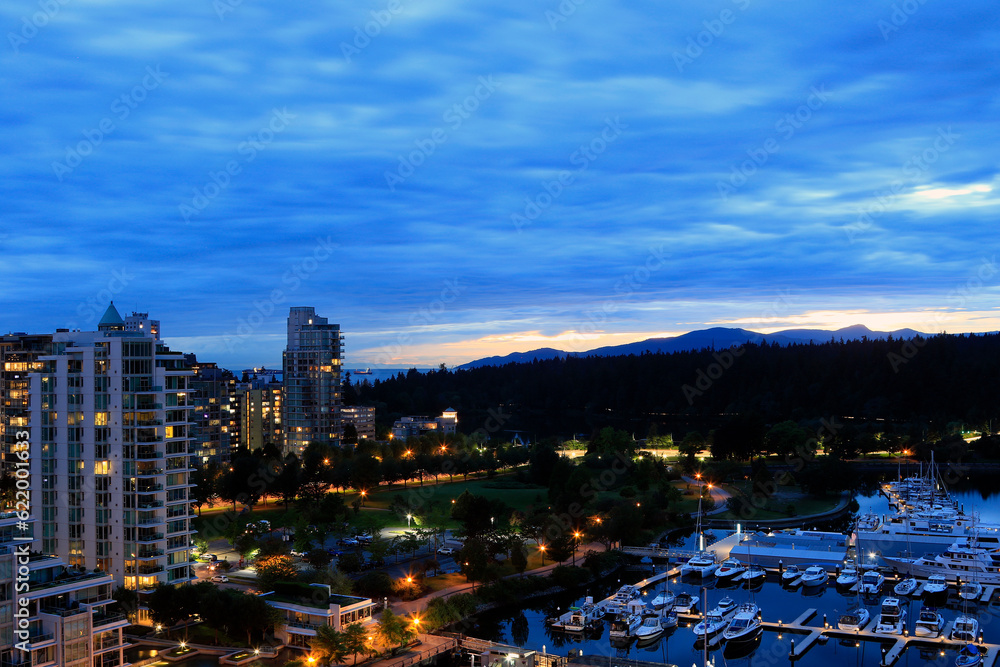 Le centre-ville et la marina Coal Harbour à Vancouver au Canada durant la nuit	