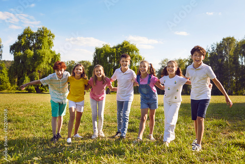 Fotografía Children playing together in nature