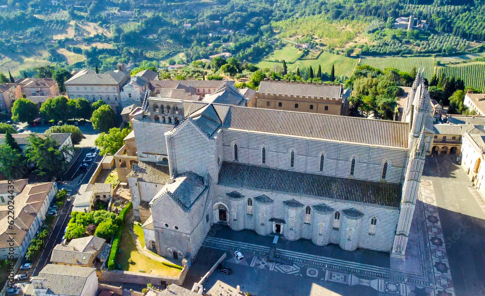 Obraz premium Orvieto, medieval town in central Italy. Amazing aerial view from drone.
