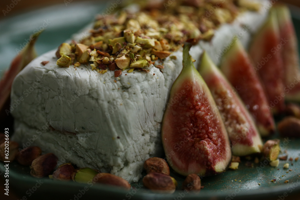 Uma explosão de sabores: terrine de gorgonzola coberto com crocante de pistache, decorado com figos frescos. Uma combinação sofisticada e irresistível em um evento gastronômico de dar água na boca. Uma explosão de sabores: terrine de gorgonzola coberto com crocante de pistache, decorado com figos frescos. Uma combinação sofisticada e irresistível em um evento gastronômico de dar água na boca.