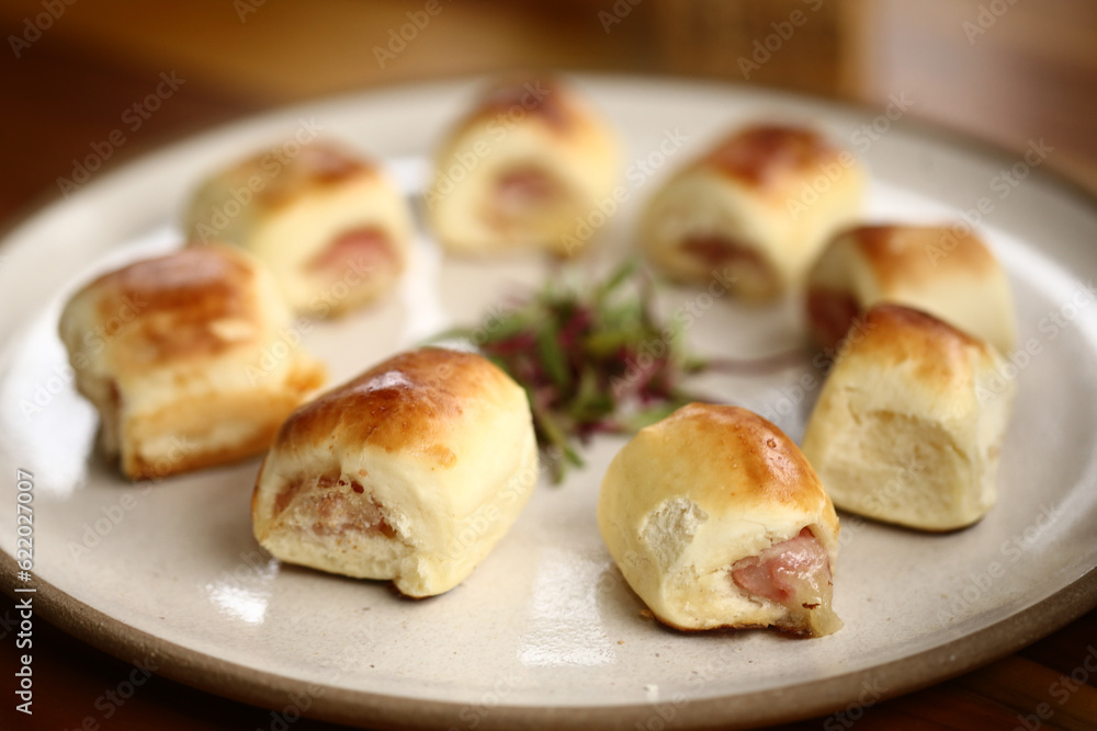 Deliciosos joelhos italianos, salgadinhos de massa recheada com queijo e presunto, em um evento caprichado. Uma combinação perfeita de sabores em cada mordida! Deliciosos joelhos italianos, salgadinhos de massa recheada com queijo e presunto, em um evento caprichado. Uma combinação perfeita de sabores em cada mordida!