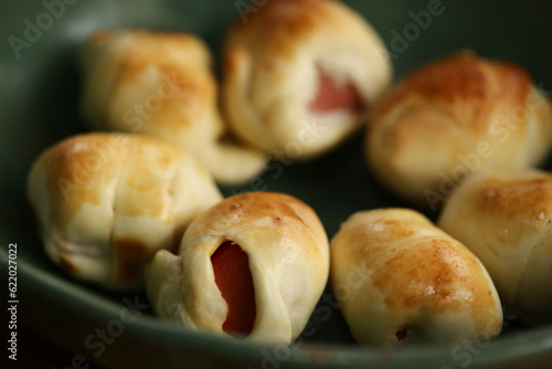 Deliciosos salgadinhos recheados de salsichas em um evento cheio de comidas gostosas. Uma opção irresistível para petiscar e aproveitar momentos especiais. photo