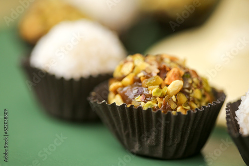 Uma combinação irresistível de sabores: beijinho e brigadeiro de pistache. Esses docinhos deliciosos, preparados com todo carinho, são perfeitos para celebrar um aniversário infantil cheio de sabor. photo