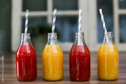 Uma explosão de cores e sabores em garrafinhas de vidro: sucos de frutas refrescantes e deliciosos. Cada garrafinha traz consigo a essência e o frescor das frutas, proporcionando uma experiência única photo