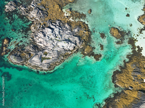 vue aérienne sur les fonds transparents et turquoise d'une mer avec les côtes de trois îles © Olivier Tabary