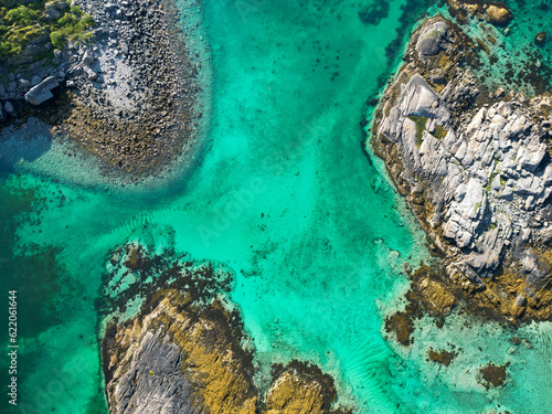 vue aérienne sur les fonds transparents et turquoise d'une mer avec les rivages de trois îles