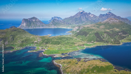 panorama sur un paysage de littoral composé de montagnes vertes et d'eaux bleues turquoises