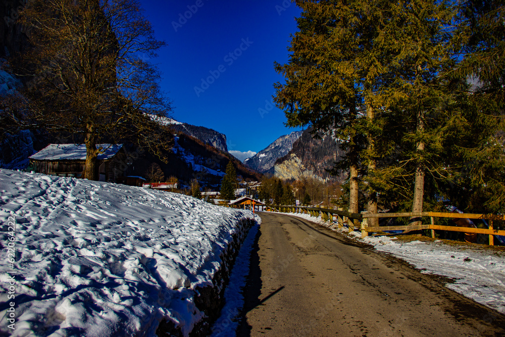 Obraz premium Beautiful sunny day in the snowy Swiss Alps, Lauterbrunnen, Switzerland