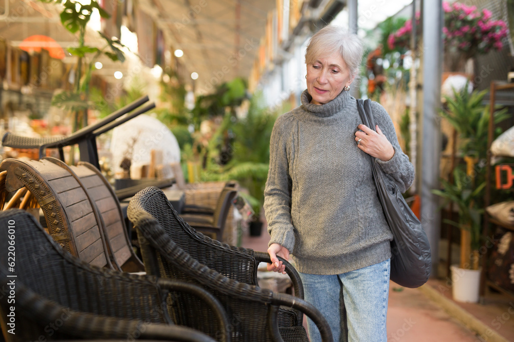 Φωτογραφία Mature caucasian woman choosing chair while shopping in furniture store