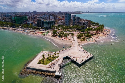Foto aérea do Marco dos Corais e praia de Ponta Verde em Maceió, Alagoas, Nordeste brasileiro