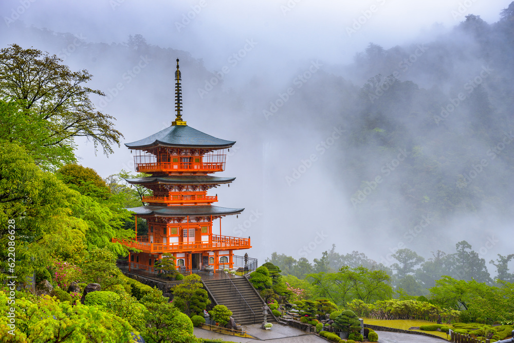 Naklejka premium Nachi, Japan at Seigantoji Pagoda and Nachi Falls.