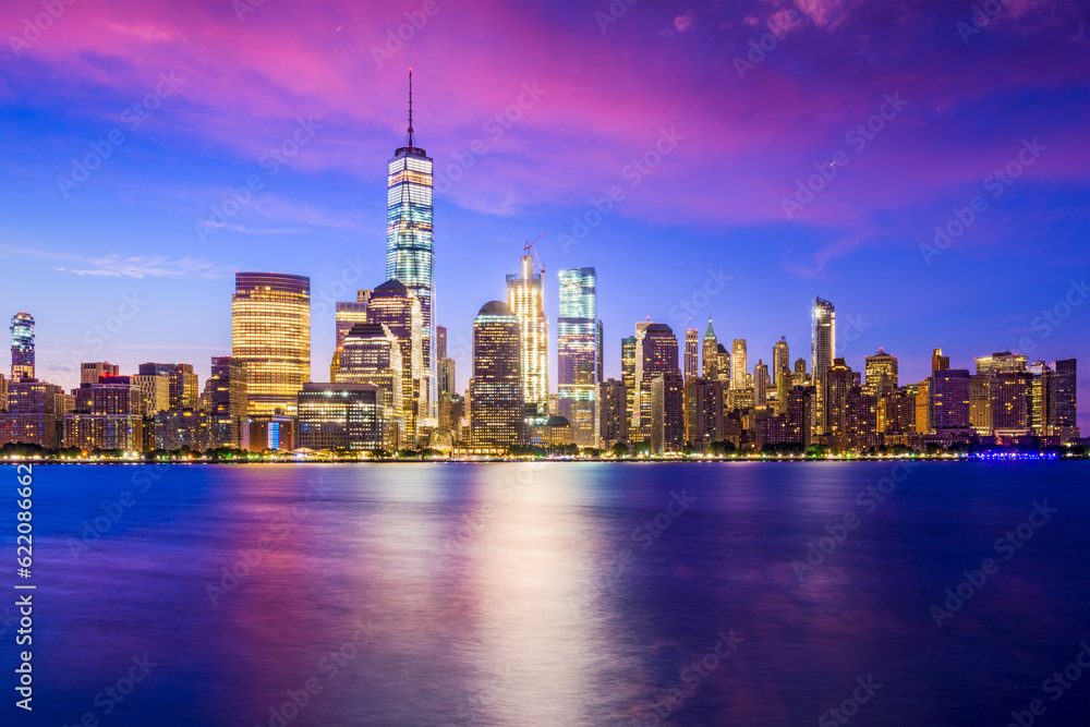 Obraz premium New York City Financial District skyline over the Hudson River.