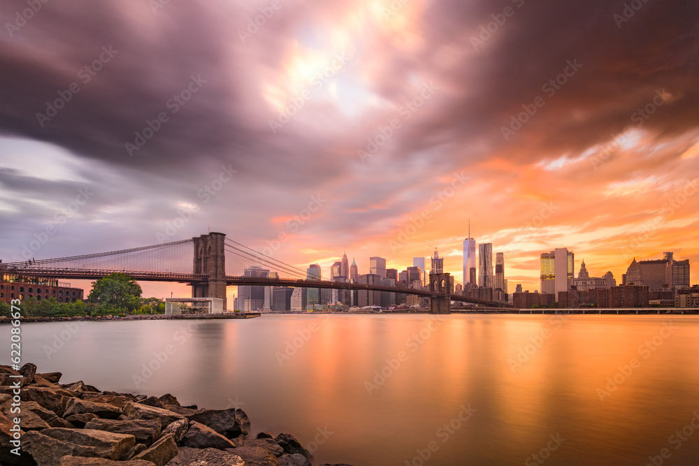 Obraz premium New York City skyline at dusk.
