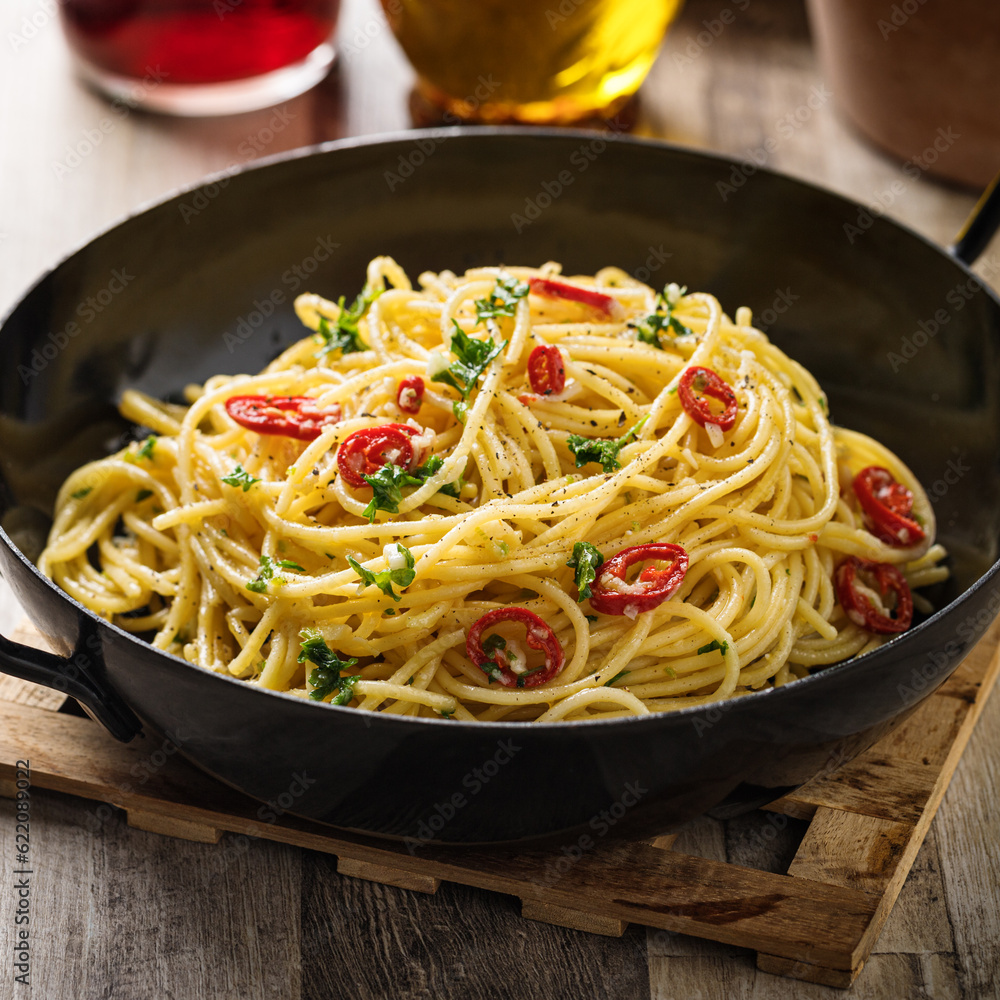 Spaghetti aglio, olio e peperoncino served in a pan Spaghetti aglio, olio e peperoncino served in a pan
