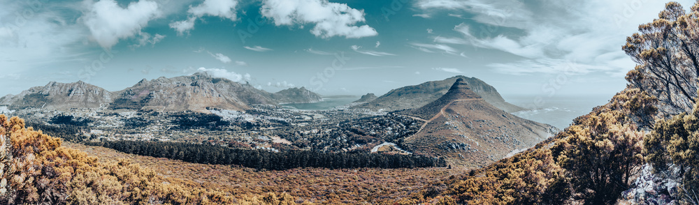Naklejka premium Spectacular Coastal Vista: Captivating Cape Town Coastal Scene - Idyllic Beauty, Scenic Wonder, Oceanic Majesty