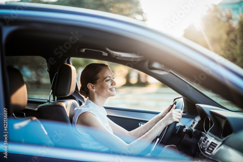 Young businesswoman driving a car and commuting to work © Geber86