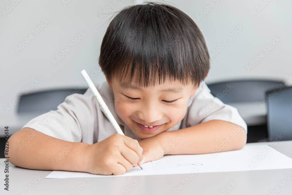 笑顔で学習する男の子 Boy learning with a smile 笑顔で学習する男の子 Boy learning with a smile
